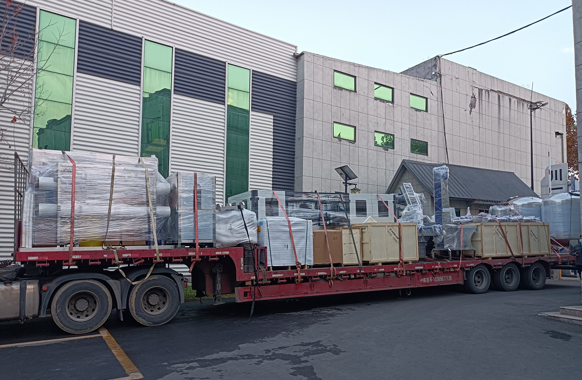 【川一股份】納濾設備+小瓶水灌裝線水廠設備裝車發往煙臺棲霞市